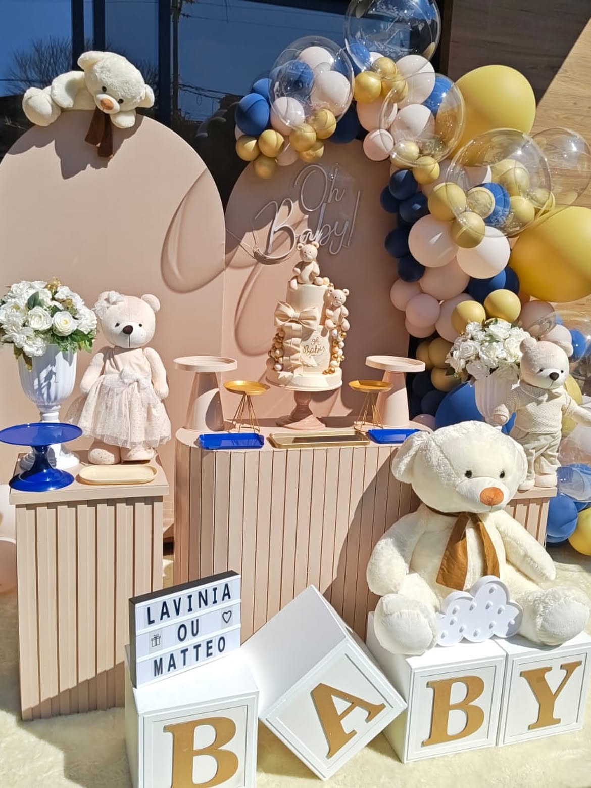 Mesa de chá revelação com bolo Oh Baby, ursos e balões azuis e dourados