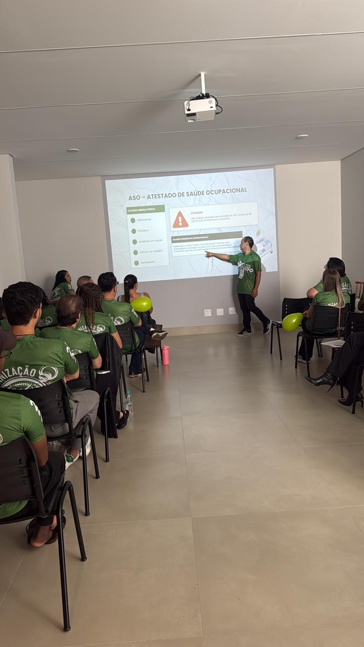 Palestra corporativa com projetor no auditório do Espaço VIP