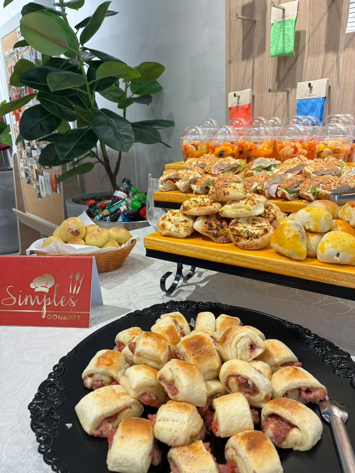 Ilha de buffet gourmet preparada para evento corporativo