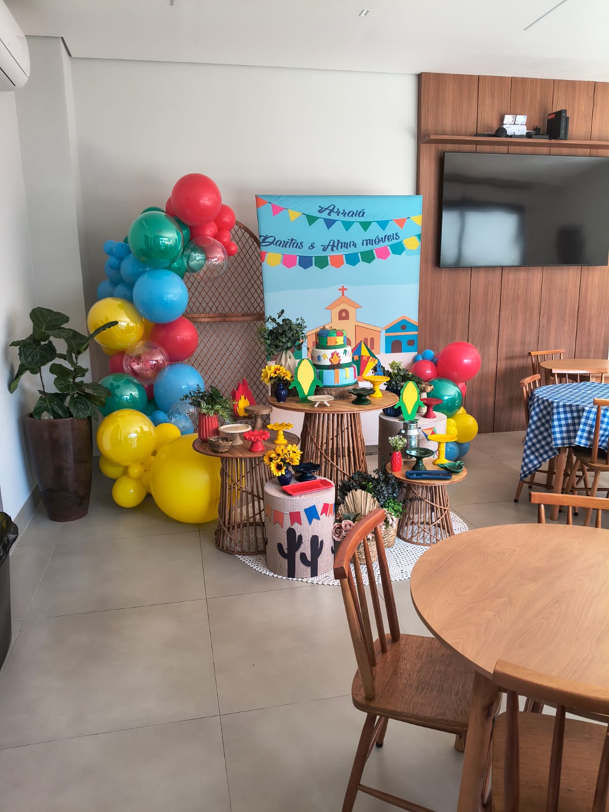 Festa junina decorada com balões coloridos no salão climatizado