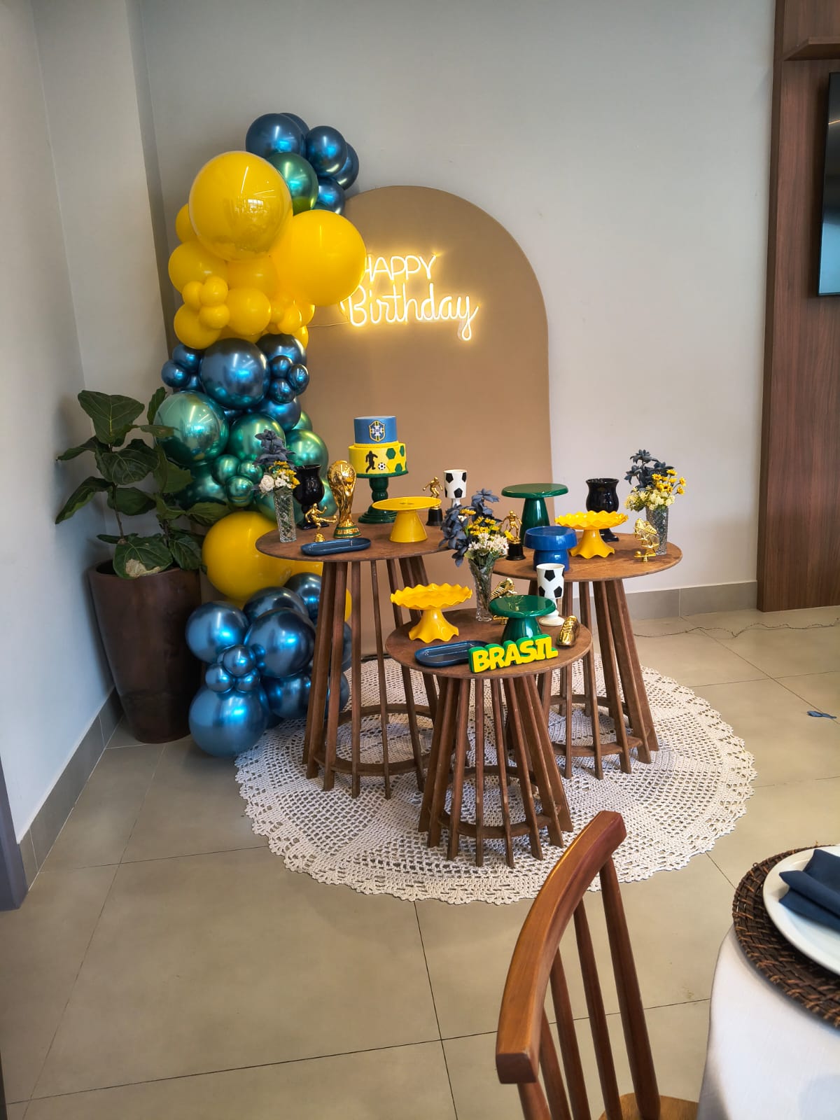 Decoração de aniversário temática de futebol com neon Happy Birthday e balões
