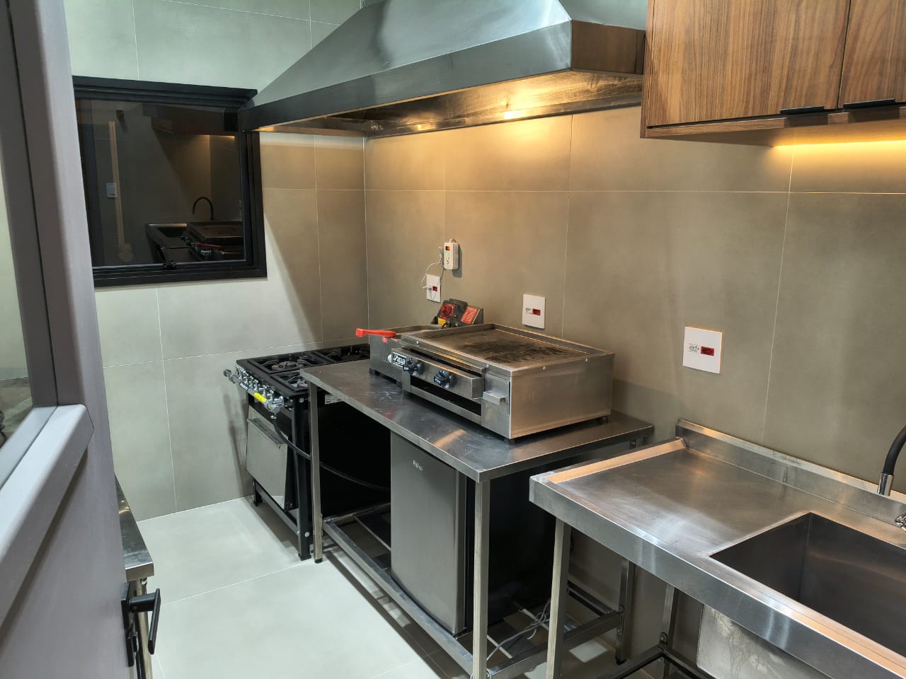 Cozinha industrial equipada do Espaço VIP