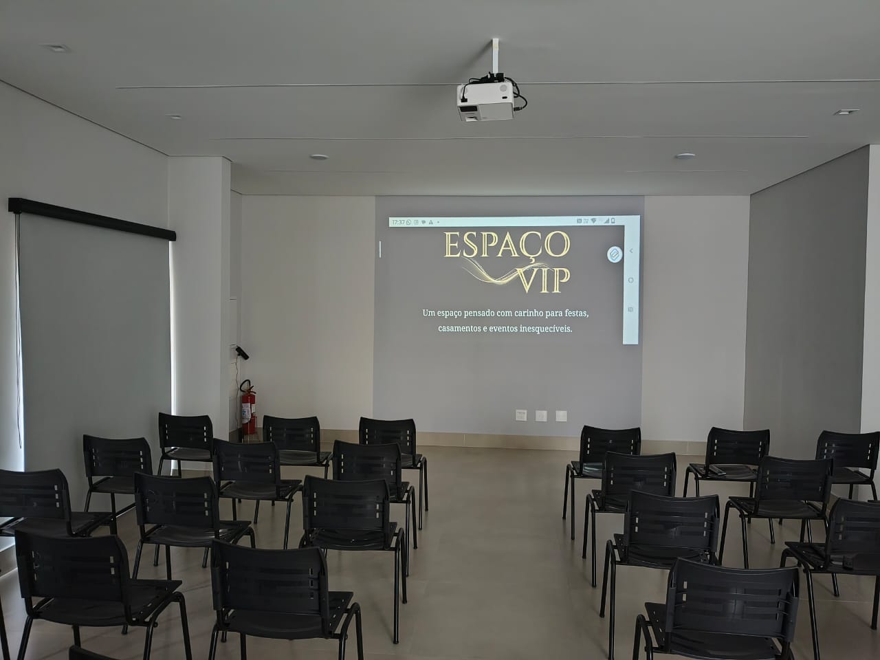 Auditório do Espaço VIP montado com cadeiras e projetor em Guarulhos