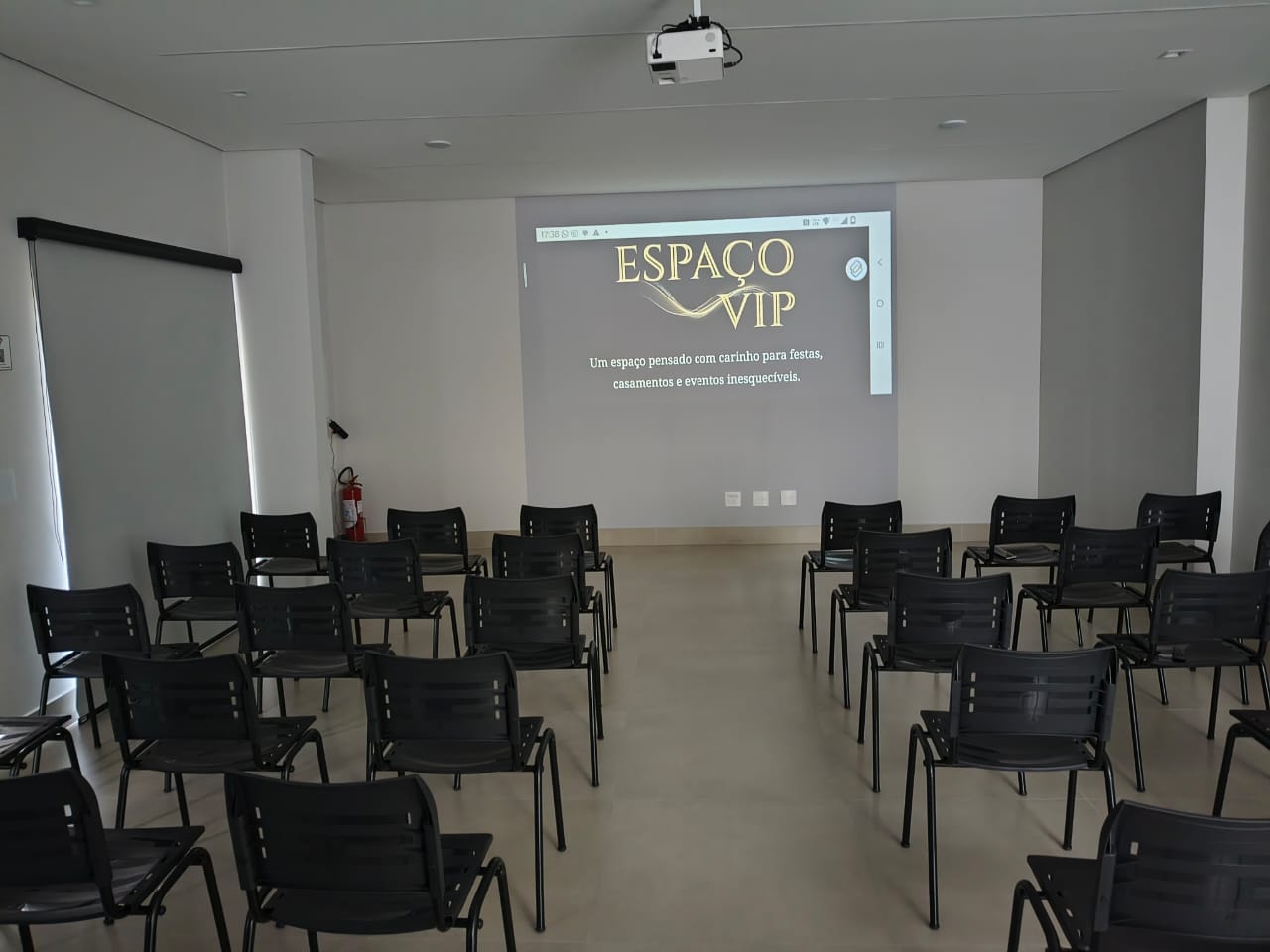 Auditório com a marca Espaço VIP projetada na tela