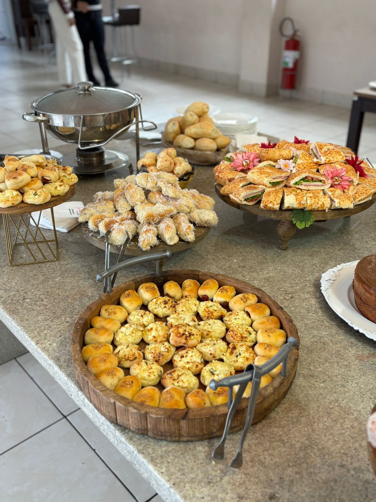 Buffet completo servido em salão para festas de aniversário em Guarulhos